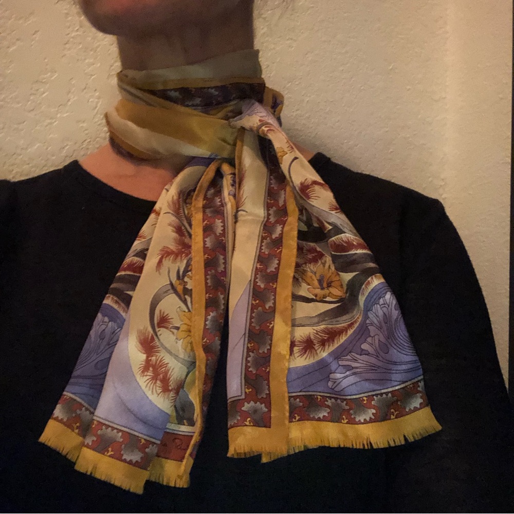Woman’s Oscar Dr La Renta long neck scarf